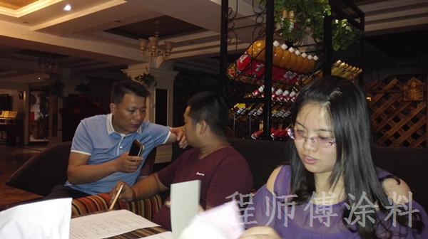 程總與經銷商交談